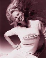 Back to the 90ies: Mit ihrer Denim-Kollektion bringt Pamela Anderson die 90er zurück