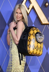 Skurriler Auftritt: Claudia Schiffer nimmt Katze mit auf den Red Carpet