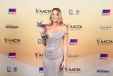 Margot Robbie wird in Glamour-Robe mit Mega-Dekolleté zum Blickfang