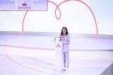Sportlich-elegant: In Madrid setzt Letizia auf einen Anzug in Flieder mit Sneaker