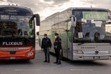 Betrunkener Flixbus-Fahrer bringt Passagiere in Lebensgefahr: Horror-Trip endet auf Raststätte