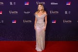 Margot Robbie wird in Glamour-Robe mit Mega-Dekolleté zum Blickfang