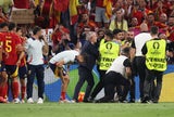 Wegen Flitzer: Ordner "foult" Spanien-Star