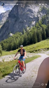 Gabalier und Naschenweng beim Radeln