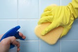 Schluss mit lästigem Schrubben in der Dusche - dank Geschirrspültabs geht das Reinigen jetzt viel einfacher und schneller!