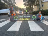 Gruppe "Letzte Generation" blockiert Straße in Hall in Tirol