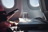 Bakterien-Hotspots: Diese Stellen im Flugzeug sollten Sie niemals anfassen