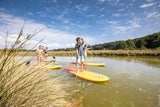 Stand-up-Paddling in Frankreichs pittoreskem Hafen Sables d‘Olonne.  