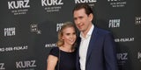 Kurz-Film: Kanzler Nehammer bei Premieren-Party