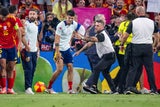 Wegen Flitzer: Ordner "foult" Spanien-Star