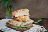 Foccacia mit Salz und Rosmarin.