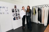 Die Zusammenarbeit ist eine perfekte Mischung aus klassischem britischen Luxus, Victoria Beckhams makellosem Stil und Mangos zeitgenössischem Design.