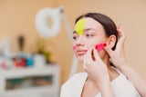 Von Face Taping sollten Sie lieber die Finger lassen.