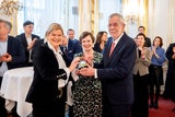 Verteidigungsministerin Klaudia Tanner (ÖVP) gratuliert Van der Bellen zum Geburtstag.