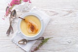 Grießbrei mit karamellisierten Birnen und Haselnüssen.