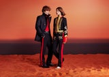 Doppelreihige Wolljacke, 299 Euro, roter Pullover, 89,99 Euro. Hose mit seitlichen Streifen, 89 Euro. Schuhe, 249 Euro (l.). Kurze Jacke im Uniform-Stil mit Stehkragen und goldenen Knöpfen, 299 Euro. Bestickte Hose mit roten Streifen, 99 Euro. Boots, 299 Euro (r.). Von Rabanne x H&amp;M.