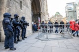 Schwerbewaffete Polizisten bewachen zu Weihnachten 2023 den Stephansdom