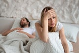 Laut einer Studie schlafen Frauen alleine deutlich besser und erholsamer.