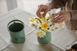 Osterdeko: Osterglocken als Blumenschmuck
