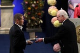 Schwedens König Carl XVI. Gustaf überreicht Ferenc Krausz den Physik-Nobelpreis