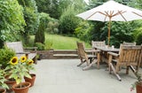 Mit diesen Hausmitteln werden Gartenmöbel wieder sauber