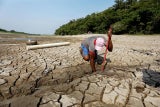 Am ausgetrockneten Lago do Puraquequara suchen Menschen nach Wasser – die Regierung schickt 300.000 Lebensmittelpakete.