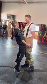 Melissa Naschenweng liefert ihr heißestes Video: mit Handschellen und Feuerwehrmann!