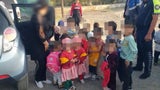 25 Kinder in Auto