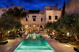 Eine versteckte Wohlfühloase ist der Pool der Villa des Orangers.