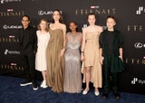 Angelina Jolie mit ihren Kids bei der Marvel Studios' Eternals Premiere. Ihre Töchter tragen alle Vintage-Kleider ihrer Mama.