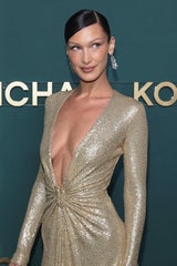 Bella Hadid erzeugt mit ihren Foxy Brows ein natürliches Brauen-Lifting