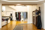 2010 gründete Claus Tyler sein gleichnamiges Label. In der Salzburger Altstadt hat der Designer nun seine Zelte aufgeschlagen. Hier wohnt und arbeitet er in einer hellen Dachgeschoßwohnung.