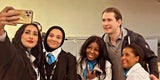 Ex-Kanzler Sebastian Kurz bei einem Selfie am Flughafen Wien-Schwechat