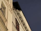 Schock: Dachtrümmer stürzen auf Gehsteig