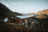 Aus einem verlassenen Kuhstall wurde Le Refuge des Prés – eine hochmoderne Schutzhütte mit Solarpanelen und eigener Quelle.&nbsp;&nbsp;