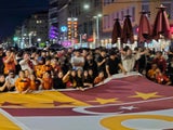 Türkische Fans stürmen Reumannplatz