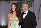 Amal Clooney ist eine natürliche Schönheit. Doch ihrem jugendlichen Glow hilft sie mit einer etwas eigenartigen Beauty-Routine auf die Sprünge.