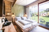 Woody-Zimmer mit Panoramafenster und Hutschn-Schaukel.