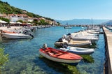 Im Hafen von Baska auf der Insel Krk schaukeln kleine Fischerboote. 