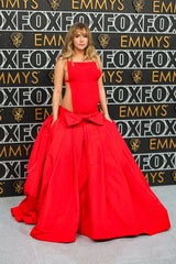 Suki Waterhouse in einem roten Valentino-Kleid mit Cut-Outs.