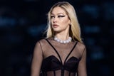 Gigi Hadid bei der Versace-Show: Auch am Catwalk ist der Trend bereits angekommen.