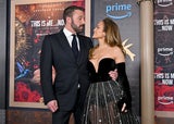 Im Sternzeichenkleid lässt Jennifer Lopez tief blicken