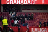 Fan stirbt auf der Tribüne: Fußballspiel abgebrochen