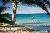 Stand-up-Paddling auf der Fidschi-Insel. 