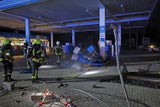 Vier verletzte Österreicher auf Tankstelle