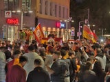Türkische Fans stürmen Reumannplatz