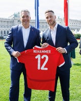 Kanzler Nehammer schenkt ÖFB-Team einen Wald