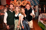 Kult-Band The BossHoss mit ihren Ehefrauen