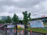 Klima-Aktivisten ketten sich mit Metallrohren aneinander fest