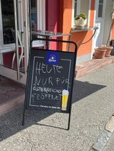 Kopie von Umstrittene Tafel vor dem Peppino in Millstatt